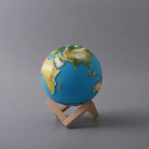 Miniatur-Erde auf Holzständer, zeigt die Kontinente und Ozeane, ideal für wissenschaftliche Dekorationen und Lernzwecke.