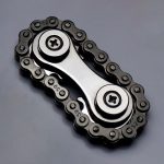 Nahaufnahme eines metallischen Ketten- und Zahnradmechanismus, der technische Präzision und mechanische Komponenten zeigt.