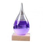 Glas mit Lavendel-Farbverlauf auf Holzsockel, ideal für wissenschaftliche Dekorationen und Experimente.