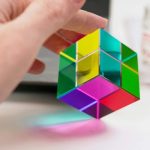 Bunter Glaswürfel mit reflektierenden Flächen, ideal für wissenschaftliche Dekorationen und moderne Raumgestaltung.