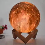 Realistische Mondlampe auf Holzständer, leuchtend mit detailreicher Oberfläche, ideal als dekoratives Licht für Zuhause oder Büro.