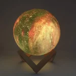 Mondmodell mit realistischen Oberflächenstrukturen, das auf einem Holzständer ruht und sanft leuchtet.