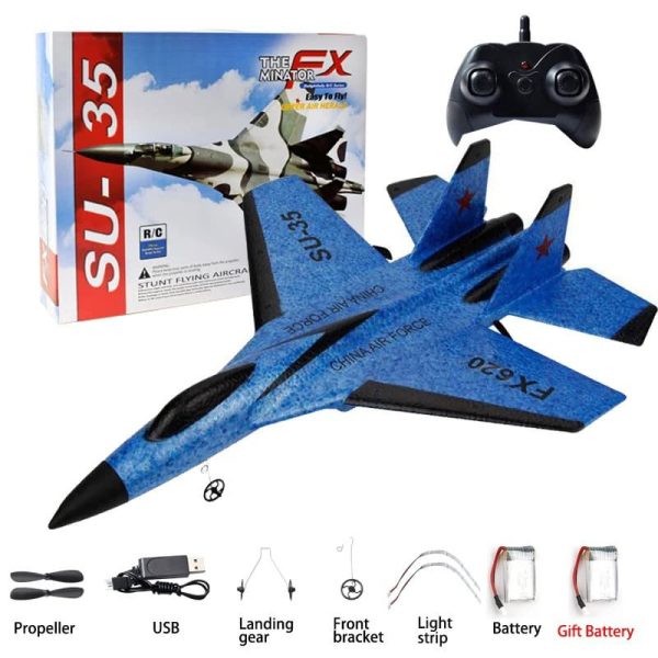 Detailaufnahme eines blauen ferngesteuerten Jet-Modells mit Propeller, Batterien und Zubehör, ideal für Wissenschafts- und Dekorationszwecke.