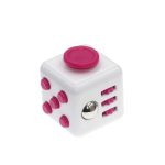 Kleiner Würfel mit pinken Akzenten und Ziffern, ideal für wissenschaftliche Dekorationen und Lernspiele.