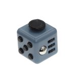 Kleiner blauer Würfel mit USB-Anschlüssen, Lautsprecher und Tasten, ideal für technologische Dekorationen und Gadgets.