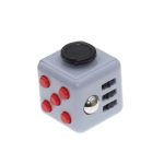 Kleiner Würfel mit roten Tasten, USB-Ports und einem schwarzen Knopf, ideal für wissenschaftliche Gadgets und Dekorationen.