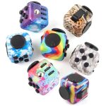 Bunte Würfel mit Mustern und Knöpfen, ideal für Dekoration und Wissenschafts-Gadgets. Perfekt für Sammler und Dekorationsliebhaber, die einzigartige wissenschaftliche Accessoires suchen.