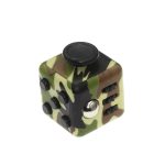 Kleiner Würfel mit Camouflage-Design, der verschiedene USB-Ports und einen Knopf aufweist, ideal für technologische und wissenschaftliche Dekorationen.