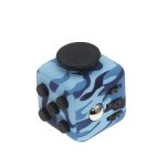 Wissenschaftlicher Würfel mit blauer Camouflage-Optik, mehreren Knöpfen und einem großen schwarzen Kreis auf der Oberseite, ideal für Dekoration und Gadgets.