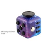 Würfel mit Weltraummotiv, der als wissenschaftliches Gadget dient, inklusive Soundeffekt, ideal für Dekoration und Bildung.