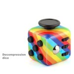 Bunter Kompressionswürfel mit Regenbogenmuster, ideal für Stressabbau und Entspannung, auf weißem Hintergrund.