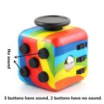 Bunter Würfel mit 3 Tasten, die Töne erzeugen, und 2 tastlosen Tasten, ideal für pädagogisches Spielzeug und wissenschaftliche Dekoration.