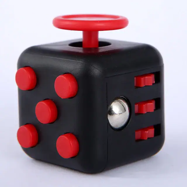 Ein schwarzer Würfel mit roten Knöpfen und einem roten Drehknopf oben, ideal als wissenschaftliches Spielzeug oder Dekoration.
