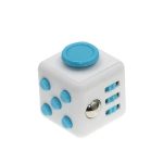 Kleiner Würfel mit USB-Anschlüssen und blauer Taste, ideal für wissenschaftliche Dekorationen und Gadgets.
