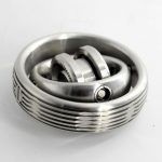 Hochwertiges Metallrollenlager mit präzisen Zahnrädern, ideal für wissenschaftliche Experimente und technische Anwendungen.