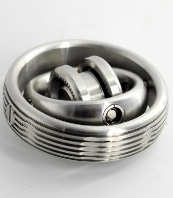 Hochwertiges Metallrollenlager mit präzisen Zahnrädern, ideal für wissenschaftliche Experimente und technische Anwendungen.