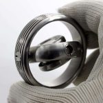 Hochwertige Präzisionsuhr aus Edelstahl mit runden, gestreiften Design, perfekt für wissenschaftliche Dekorationen und Gadgets.