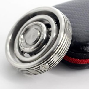 Hochwertiges Rasiermesser mit rutschfestem Griff und Schutzetui, ideal für präzises Rasieren und stilvolle Aufbewahrung.
