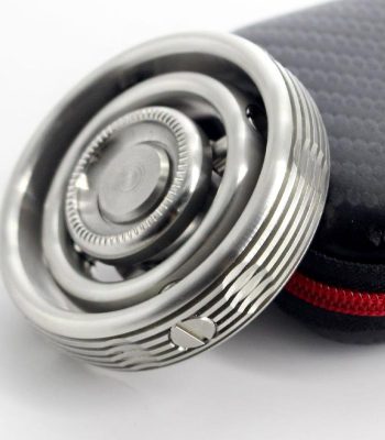 Hochwertiges Rasiermesser mit rutschfestem Griff und Schutzetui, ideal für präzises Rasieren und stilvolle Aufbewahrung.