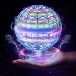 Holographisches Display in der Hand, das eine leuchtende, bunte Weltkugel mit futuristischem Design zeigt, umgeben von leuchtenden Linien und einem Sternenhimmel im Hintergrund.