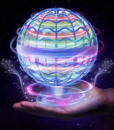 Holographisches Display in der Hand, das eine leuchtende, bunte Weltkugel mit futuristischem Design zeigt, umgeben von leuchtenden Linien und einem Sternenhimmel im Hintergrund.