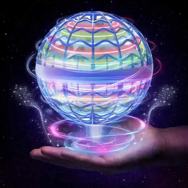 Holographisches Display in der Hand, das eine leuchtende, bunte Weltkugel mit futuristischem Design zeigt, umgeben von leuchtenden Linien und einem Sternenhimmel im Hintergrund.