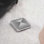 Modernes wissenschaftliches Gerät in silberner Farbe auf Stoff, ideal für wissenschaftliche Experimente und Dekoration.