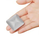 Glänzendes, geometrisches Kristall-Objekt in Hand gehalten, ideal für wissenschaftliche Dekorationen und Sammlerstücke.