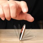 Magnetischer Levitationstisch, der schwebend in der Luft schwingt, zeigt die faszinierende Kraft magnetischer Levitation in einer modernen Dekoration.