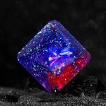 Glitzerwürfel in Sternform mit leuchtenden, bunten Effekten auf schwarzem Hintergrund, ideal für wissenschaftliche Dekorationen und Gadgets.