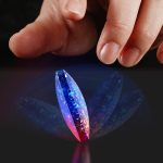 Holografischer Kristall in Sternform, der bei Berührung leuchtet und schimmert, ideal für wissenschaftliche Dekorationen und Sammlerstücke.