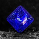Leuchtender blauer Kristallwürfel mit funkelnden Partikeln, ideal für wissenschaftliche Dekorationen und Sammlerstücke.