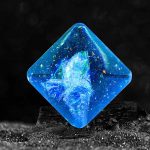 Leuchtender blauer Kristall in Sternform auf schwarzem Hintergrund, ideal für wissenschaftliche Dekorationen und Sammlerstücke.