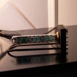 Präzise wissenschaftliche Uhr in Vakuumröhrendesign mit digitaler Anzeige, ideal für wissenschaftliche und technische Anwendungen.