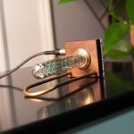 Modernes Vorratsglas mit digitaler Temperaturanzeige, Holzgehäuse und LED-Display, ideal für die Überwachung von Lagerbedingungen in der Wissenschaft und Dekoration.