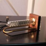 Wissenschaftliches Messgerät mit Glasrohr auf Holzsockel, ideal für Dekoration und wissenschaftliche Experimente.
