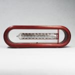 Antikes Schwerkraftmesser mit rotem Rahmen und Glasröhre, ideal für wissenschaftliche Dekorationen und Experimente.