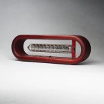 Alter Geigerzähler in rotem Gehäuse, wissenschaftliches Messgerät für radioaktive Strahlung.