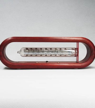 Antikes Schwerkraftmesser mit rotem Rahmen und Glasröhre, ideal für wissenschaftliche Dekorationen und Experimente.