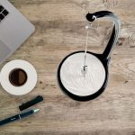 Modernes wissenschaftliches Dekor mit Pendel und Holzbasis, ideal für Büros oder Studienräume, verbindet Wissenschaft und Design.