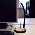 Wissenschaftliches Objekt mit Pendel auf einem Schreibtisch, ideal für Dekoration und wissenschaftliche Präsentationen.
