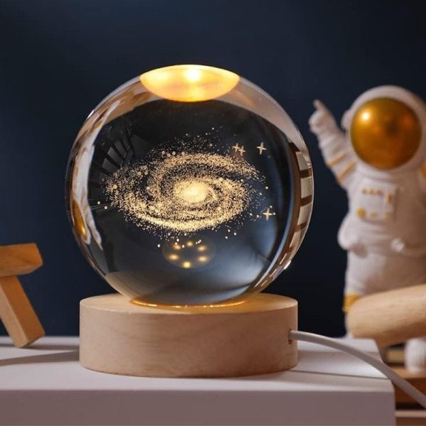 Dekorative Glaskugel mit galaktischem Muster, die eine Miniatur-Sternenwelt zeigt, ideal für Wissenschafts- und Raumfahrt-Dekorationen.