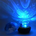 Sternenprojektor mit blauer Lichtprojektion, der den Himmel an die Decke wirft und eine entspannende Atmosphäre schafft. Perfekt für Schlafzimmer oder Kinderzimmer.