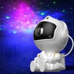 Kreative Weltraum-Roboterfigur mit leuchtendem Sternenhimmel im Hintergrund.