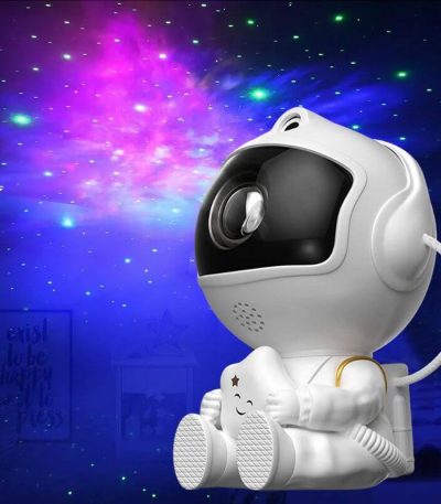 Kreative Weltraum-Roboterfigur mit leuchtendem Sternenhimmel im Hintergrund.