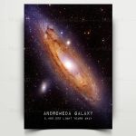 Bild der Andromeda-Galaxie, einer nahegelegenen Spiralgalaxie, mit detailreicher Darstellung von Sternen und Staubwolken im Weltraum.
