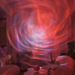 Sternenhimmel-Projektor zeigt einen beeindruckenden Galaxie-Effekt mit bunten Lichtern, ideal für entspannte Abende und Raumdekoration.