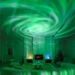 Faszinierende grüne Nordlichter, die an der Decke eines modernen Wohnzimmers leuchten, schaffen eine magische Atmosphäre und faszinieren jeden Besucher.