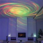 Faszinierende Nordlichter-Projektion an der Decke eines modernen Wohnzimmers, schafft eine magische Atmosphäre mit bunten Lichtern und Sternen.