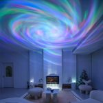 Projektor, der einen bunten, spiralförmigen Sternenhimmel an die Decke projiziert, ideal für entspannte Abende und Dekorationen.